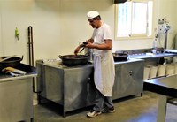 Confiserie du Mont Ventoux - Thierry Vial fa bollire lo zucchero  per la pasta dei berlingot