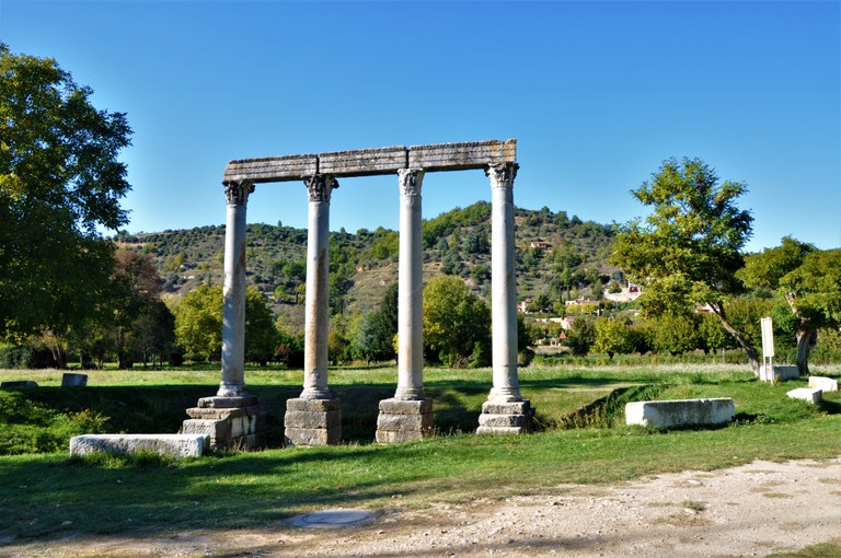 Via Domizia, colonne a Riez-la-Romaine © ADT04