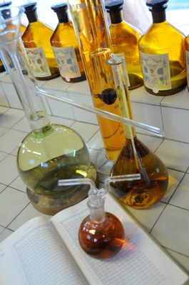 Alambicchi e bottiglie nel laboratorio di profumeria - Foto: © Galimard
