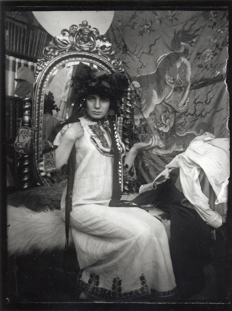 Alphonse Mucha, Modèle en robe folklorique slave posant dans l’atelier de Mucha, rue du Val-de-Grâce, Paris, vers 1900, Tirage moderne à partir du négatif original .jpg