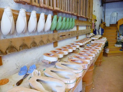 Artigianato provenzale - Le cicale e gli stampi nel laboratorio di Christian Frisetti