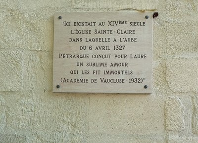 Avignone, la targa nel luogo in cui Petrarca vide Laura per la prima volta