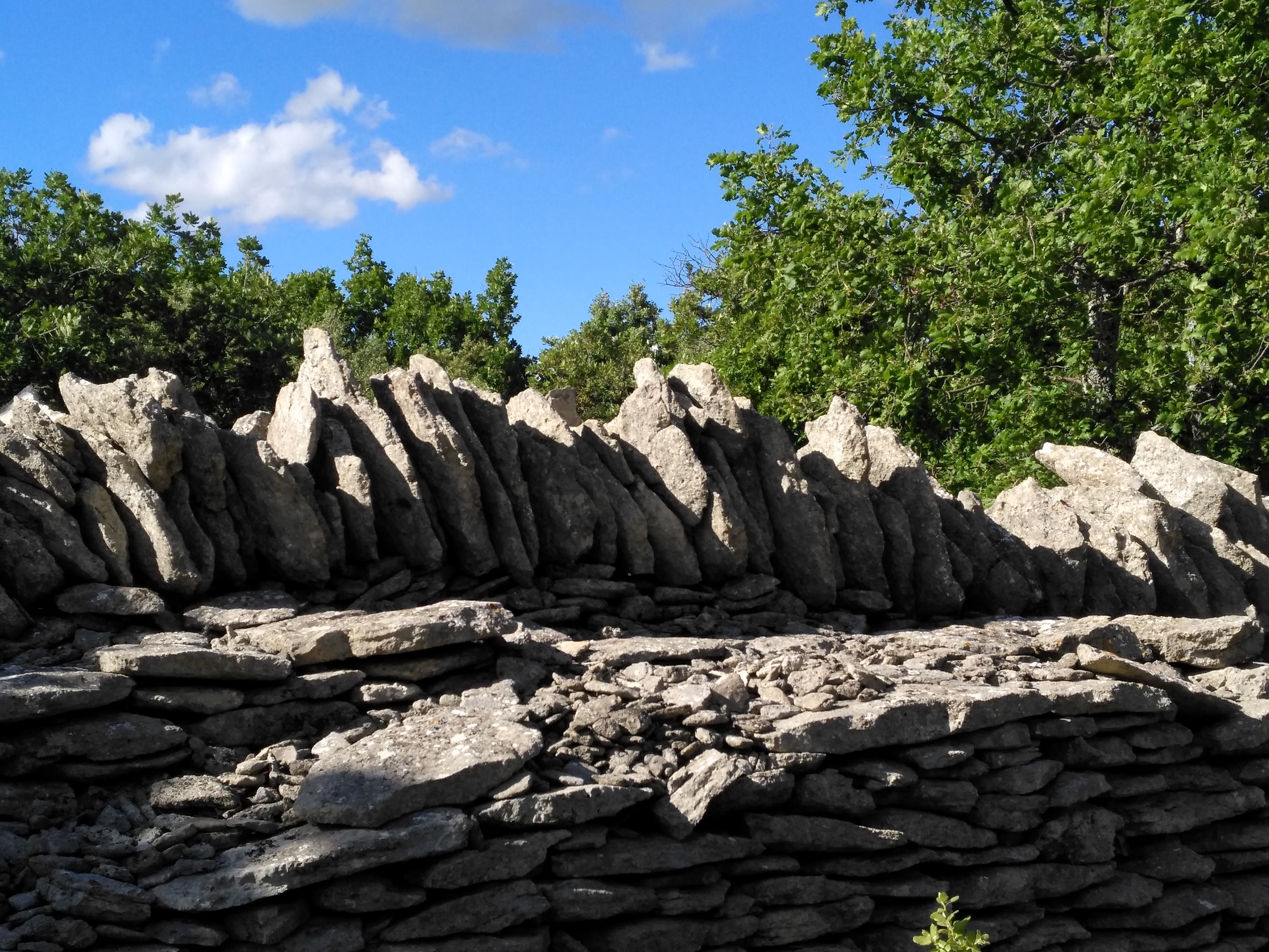 Bonnieux, Enclos des Bories, muro di pietre