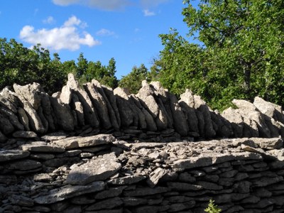 Bonnieux, Enclos des Bories, muro di pietre