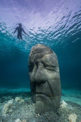 Cannes, ecomuseo sottomarino, le sculture si trovano da 3 a 5 metri di profondità © J. deCaires Taylor
