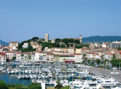 Cannes, il porto e il quartiere Suquet alle sue spalle