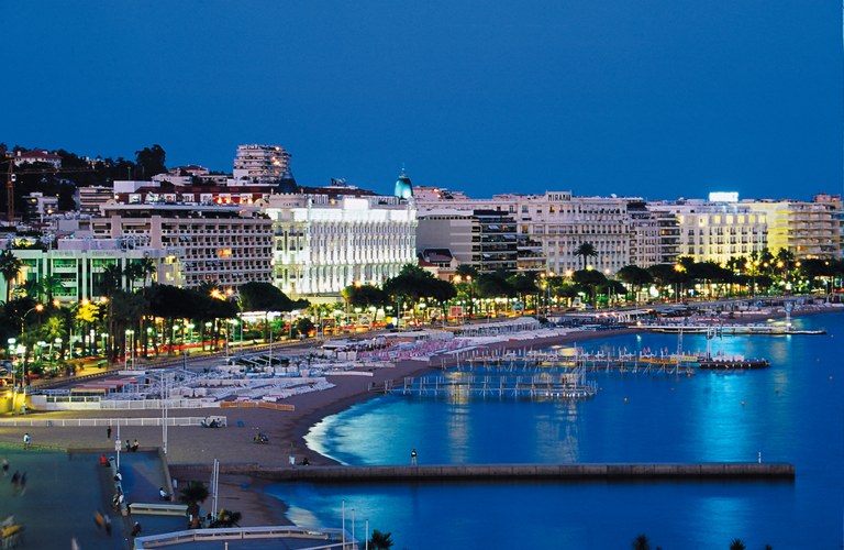 Cannes, la Croisette la notte © Kelagopian