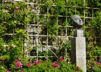 Christian Dior, scultura nel giardino della Maison-musée Dior a Granville, Normandia