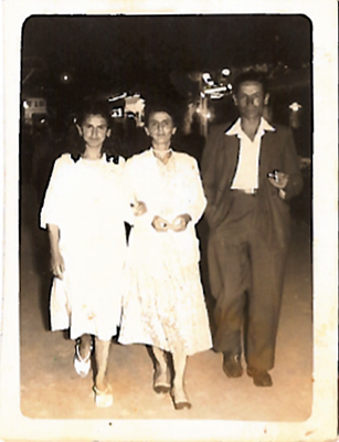Eliane Viti con i genitori alla festa di Manosque - 1958