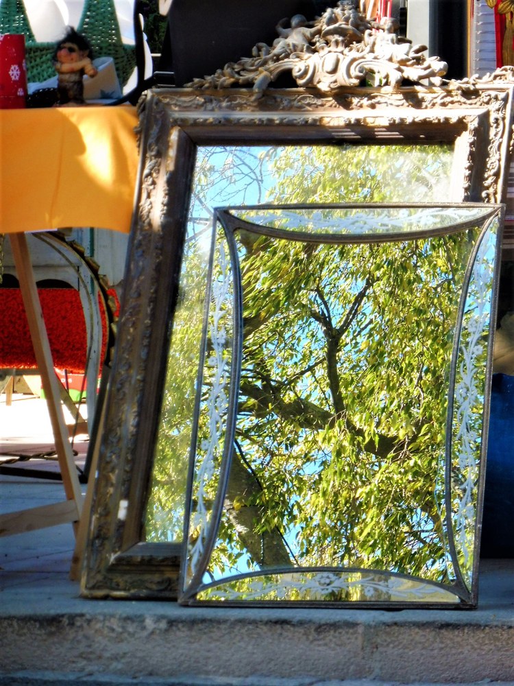 Eygalières, l'autunno nello specchio al vide-grenier