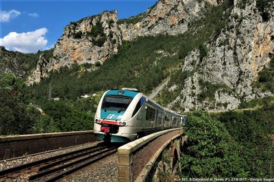 Ferrovia Cuneo-Ventimiglia-Nizza, tra verde e pareti rocciose © Giorgio Stagni