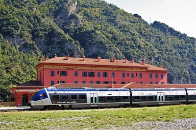 Ferrovia Cuneo-Ventimiglia-Nizza, treno nella stazione di Breil