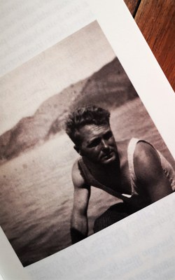 Georges Simenon mentre attraversa il Mediterraneo in barca
