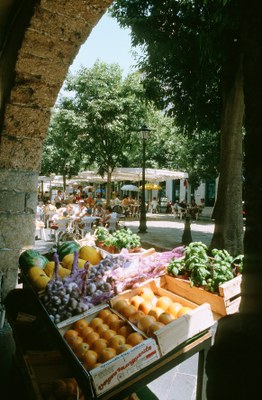 Grasse, bancarella di frutta e verdura in piazza delle Arie - Foto: © OT Grasse