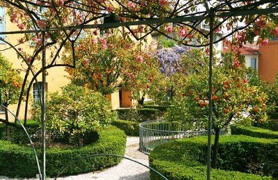 Grasse, giardino fiorito tra le case - Foto: © OT Grasse