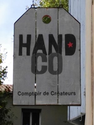 Hand Co, l'insegna dipinta a mano del concept-store di Saint-Rémy - Foto: redazione