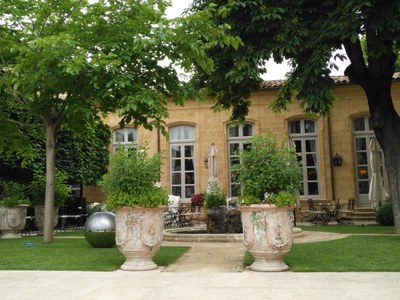 Hôtel de Caumont - In giardino, all'ombra degli alberi