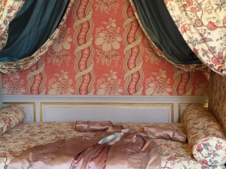 Hôtel de Caumont - L'abito pronto sul letto di Pauline