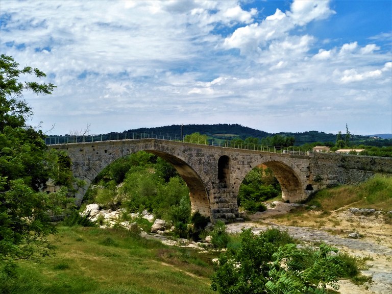 Il Pont Julien, tratto della Veloroute del Calavon