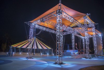 Il tendone del Cirque du Soleil al Club Med di sera © Michel JULIEN