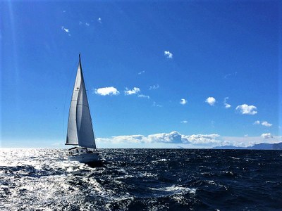 In vela al largo della Costa Azzurra