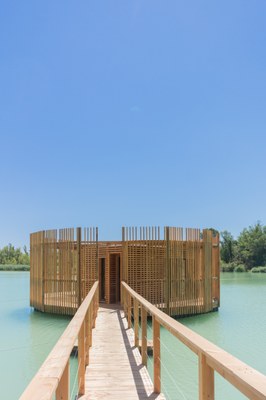 La capanna galleggiante rotonda si raggiunge dal pontile © Cabanes Nature & SPA