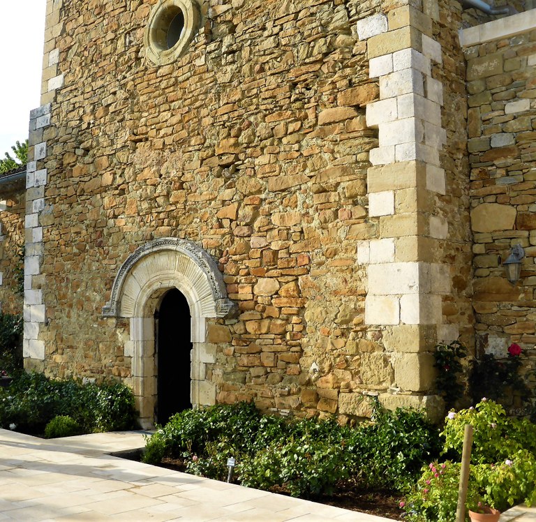 La facciata dell'abbazia di Valsaintes