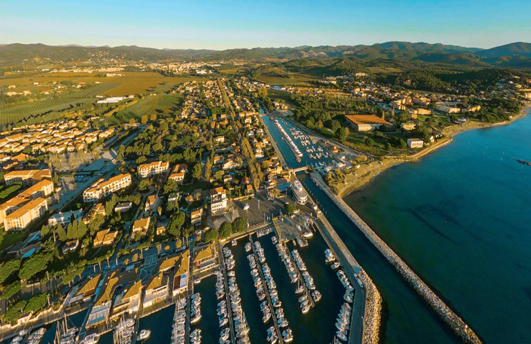 La Londe Les Maures, vista aerea del villaggio e del porto © Ville de La Londe les Maures