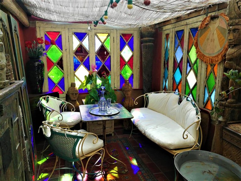 La malle des Indes, salotto bianco e vetrate colorate