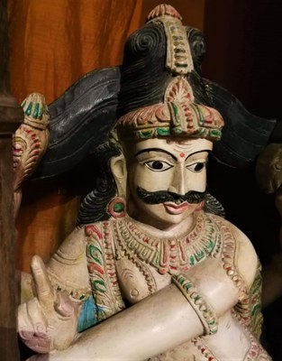 La malle des Indes, statua