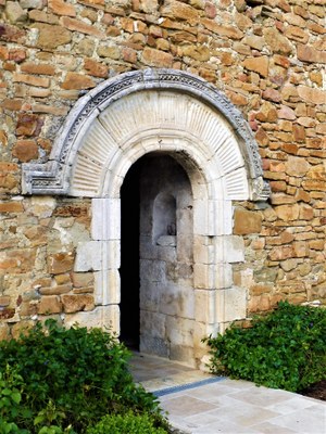 La porta d'ingresso dell'abbazia di Valsaintes