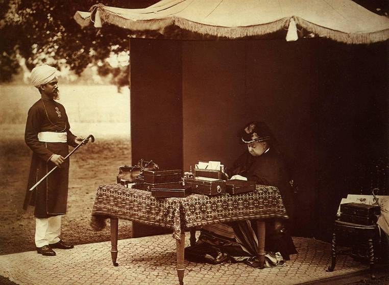 La regina Vittoria e il suo servitore indiano Abdul Karim.jpg