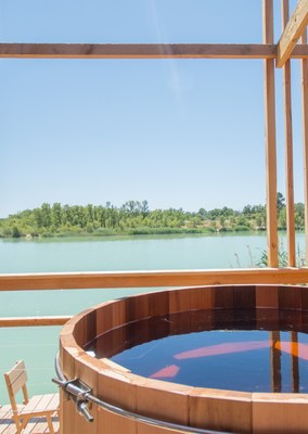 La vasca idromassaggio 'vista lago' © Cabanes Nature & SPA