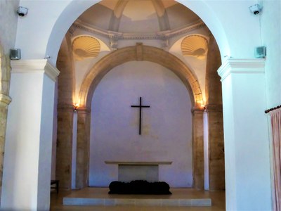 L'altare della chiesa di Valsaintes