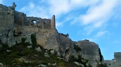Le rovine del castello di Les Baux a picco sulla roccia