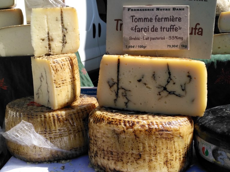 L'Isle-sur-la-Sorgue, mercato, formaggi