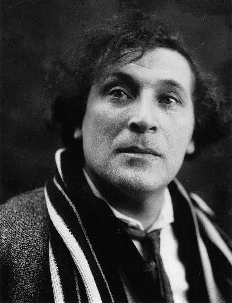 Marc Chagall nel 1920, in una foto di Pierre Choumoff
