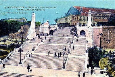 Marsiglia, la scalinata della Gare Saint-Charles in una vecchia immagine a colori
