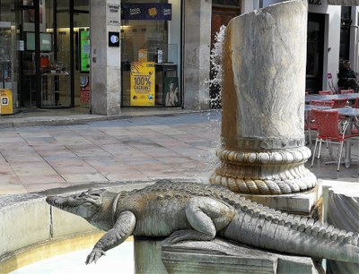 Nîmes, il coccodrillo, inseme alla palma, è il simbolo della città