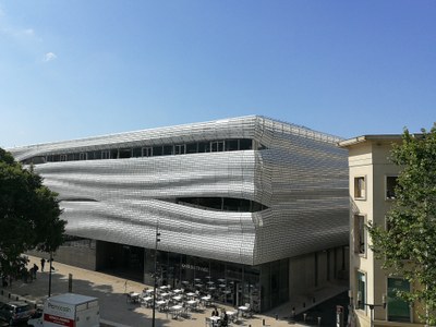 Nîmes, il Musée de la Romanité visto dall'arena