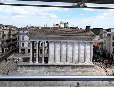 Nîmes, la Maison Carrée vista dal Carré d'Art