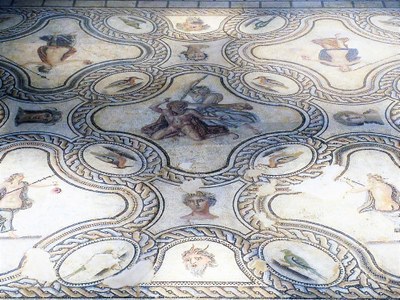 Nîmes, mosaico custodito al Muséé de la Romanité