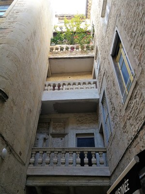 Nîmes, un cortile tra le vie del centro