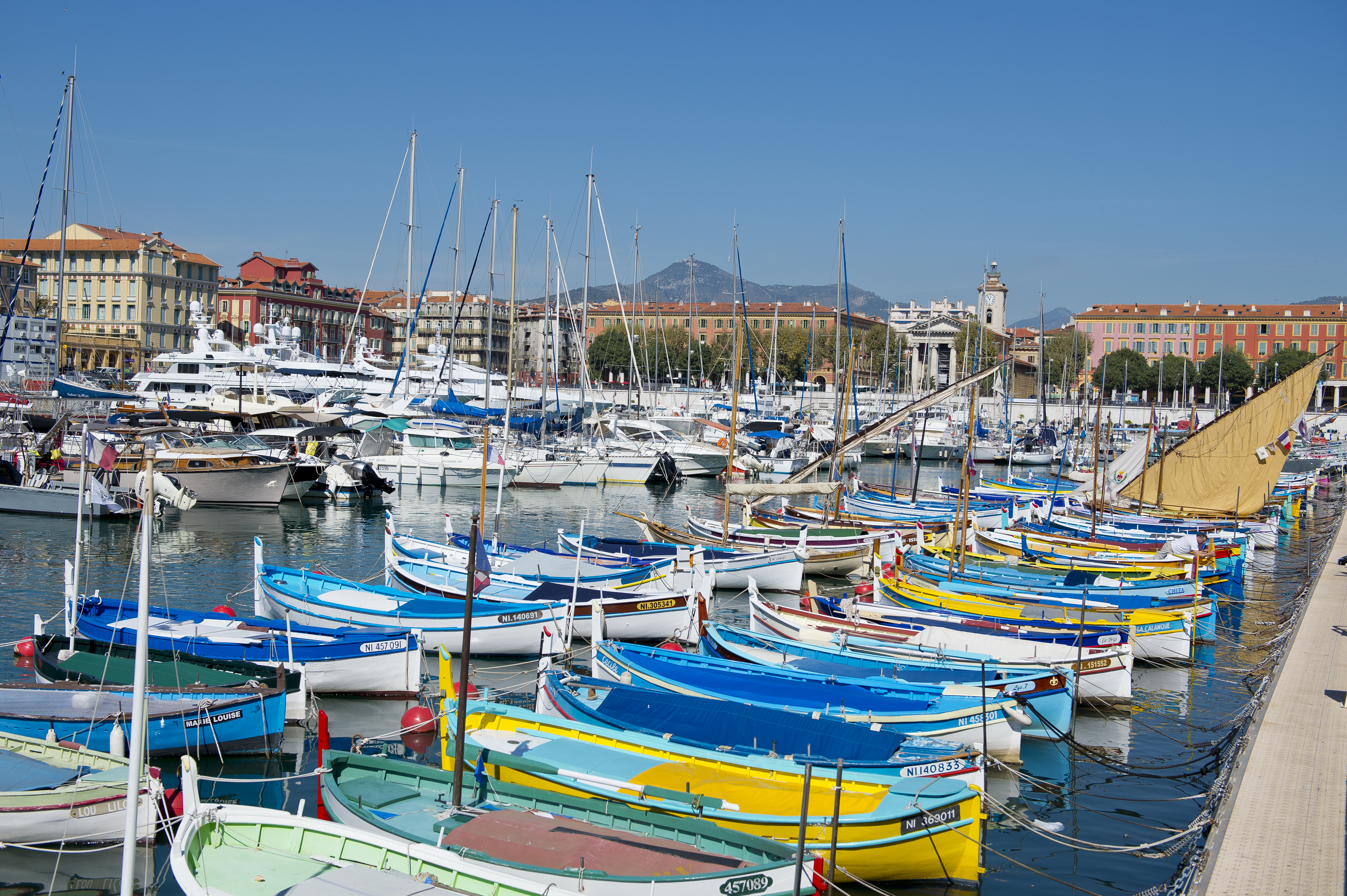 Nizza, barche colorate nel porto - Foto: © A. Issock, OTC Nice