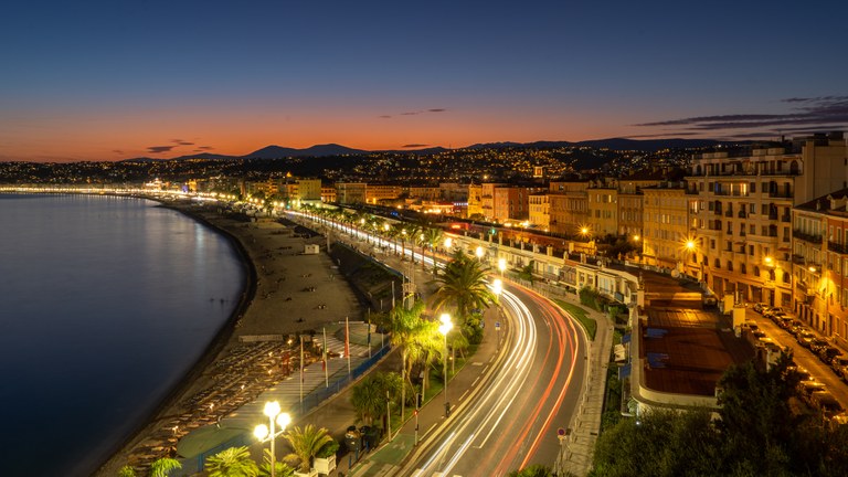 Nizza, la Promenade des Anglais dopo il tramonto