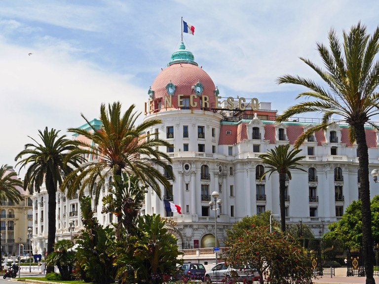 Nizza, l'Hôtel Negresco affacciato sulla Promenade des Anglais