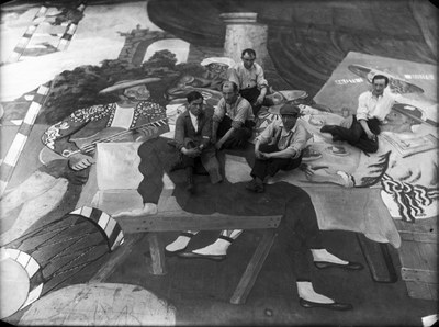 Pablo Picasso e pittori di scenografie davanti al Théâtre du Chatelet a Parigi - Fotografo: Lachmann - Foto: © Wikipedia