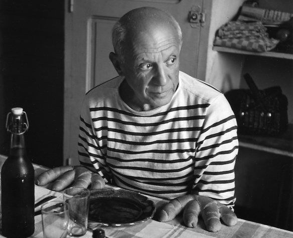 Pablo Picasso ritratto da Robert Doisneau con il pane Mano di Nizza