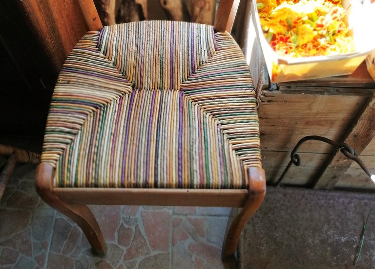 Pastellière d'un jour, una sedia impagliata con le fibre multicolori