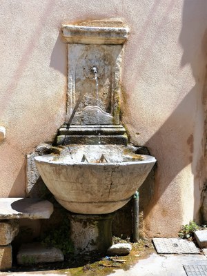 Pernes-les-Fontaines, fontana addossata a uno dei muri cittadini
